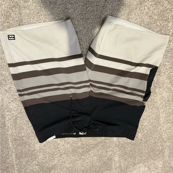 NWOT - Billabong Size 36 - Striped Navy and Gray Shorts - Picture 4 of 4